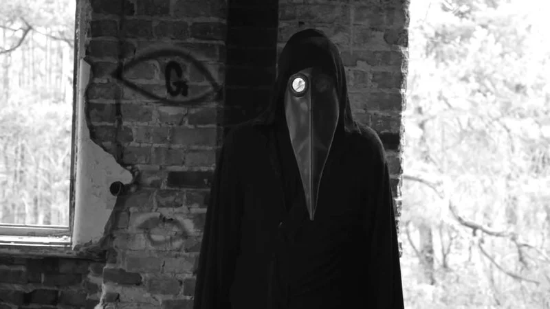 The iconic plague doctor: haunting imagery at the heart of the creepypasta.
