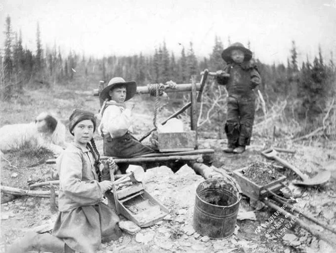 The original 1898 historical photograph that sparked the conspiracy.