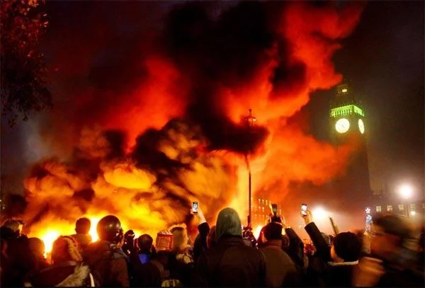 Fires and destruction spread through central London during the 2011 riots, drawing crowds of spectators and press coverage.