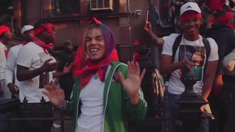 6ix9ine in the Gummo music video.