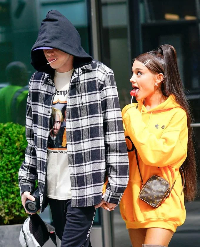 The uncropped original paparazzi image of Ariana Grande and Pete Davidson that became a viral reaction template.