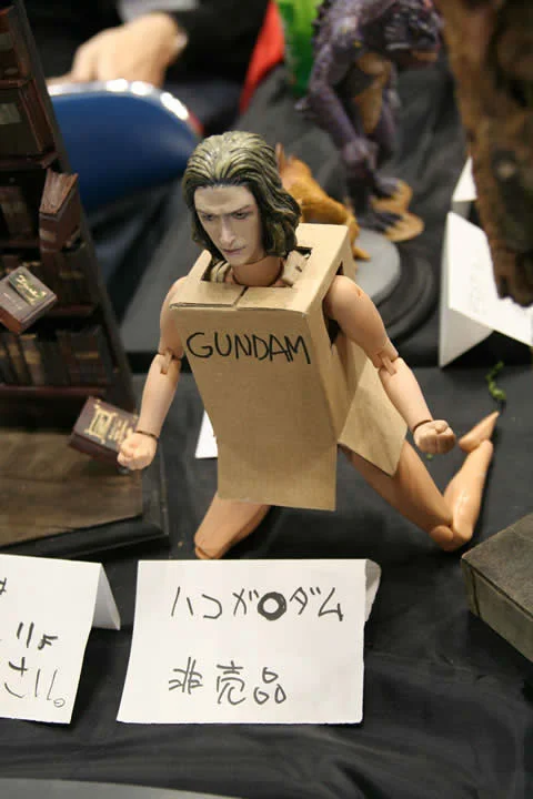 A fan-made 'Hako Gundam' (Box Gundam) sculpt displayed at a Japanese hobby convention.