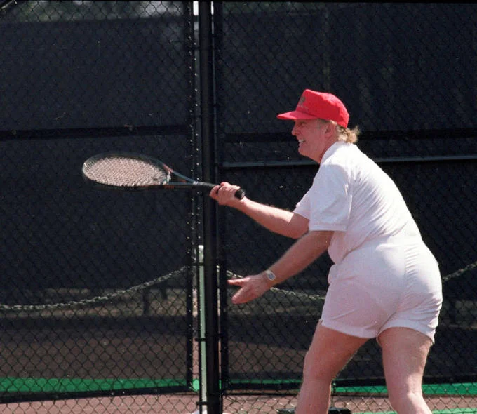 The full, uncropped source image of Donald Trump on a tennis court.