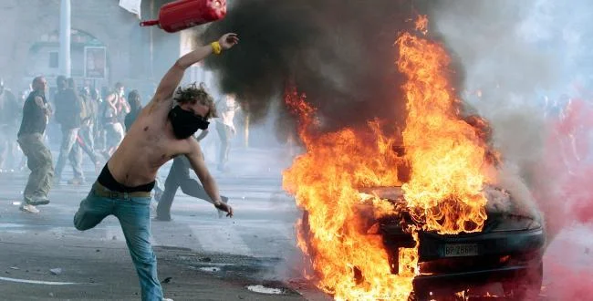 The iconic moment from Occupy Rome riots that became Er Pelliccia meme.