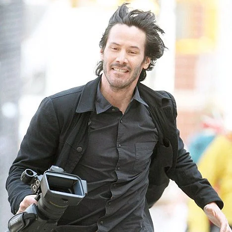 The original paparazzi shot of Keanu Reeves that became the basis for the Happy Keanu meme.