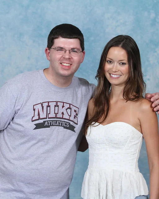 An animated close-up highlighting the tell-tale gap between the fan's hand and Summer Glau's shoulder.