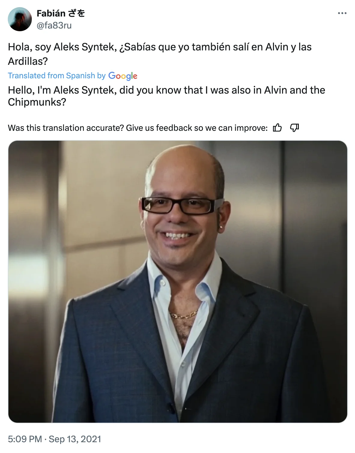 A Spanish-language joke tweet claiming the Ian Hawke actor is actually Mexican musician Aleks Syntek.