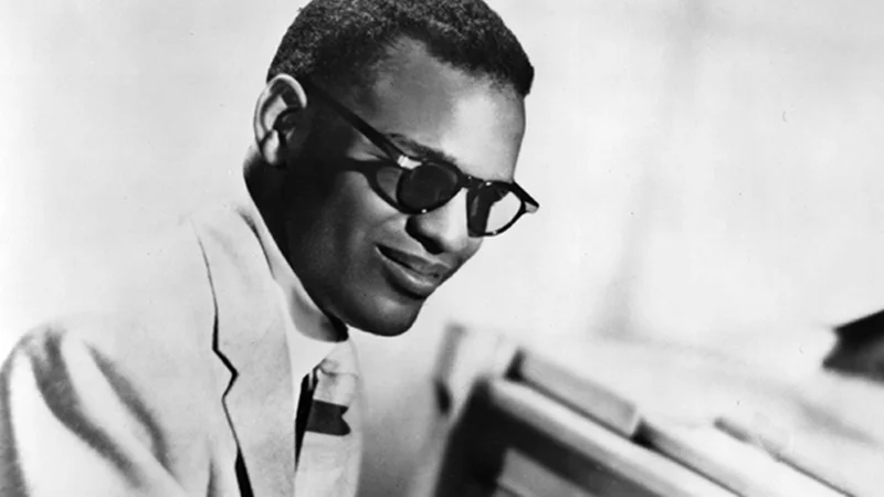 The unedited black-and-white photo of Ray Charles at the piano that serves as the base image for the 'I'm gonna pretend I didn't see that' meme.