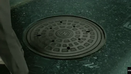 Manhole cover before Majima's ambush.