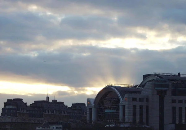 The London Eye and Westminster backdrop that appears behind the kitten in the meme.