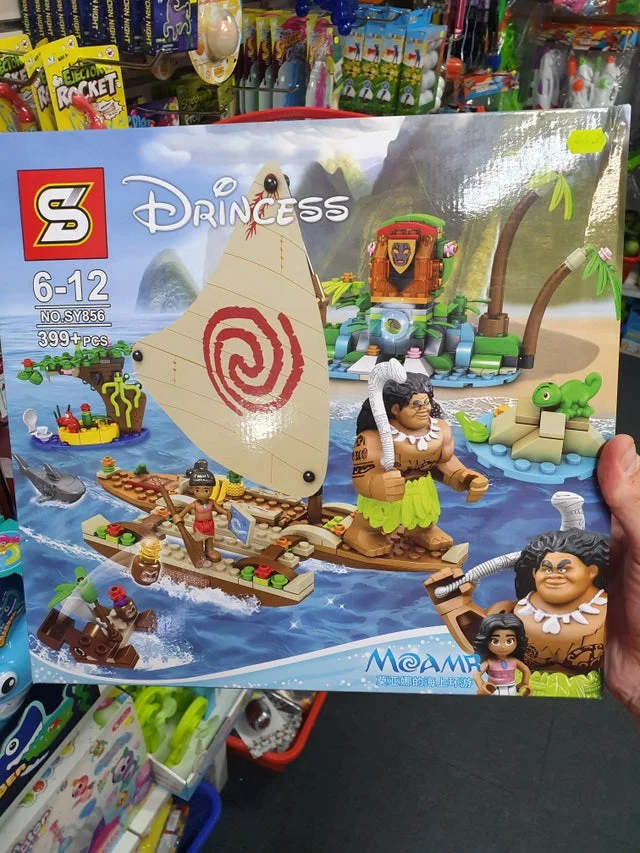 A knockoff 'SY Princess Moana' building-block set spotted at a toy shop, a common bootleg Disney tie-in product.
