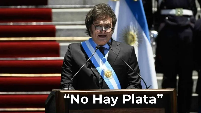 Milei at podium declaring 'No Hay Plata' economic crisis.