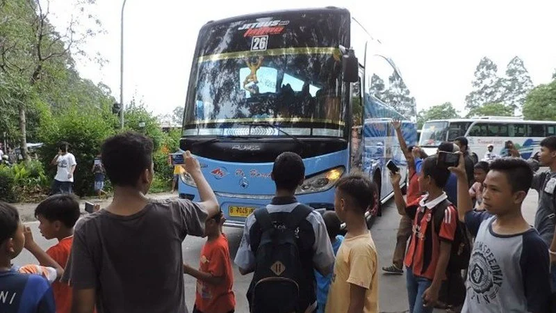 Crowd gathering for Om Telolet Om bus horn moment.