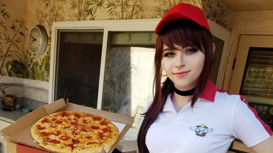 Sneaky's 'Pizza Delivery Sivir' cosplay portrait that launched the meme.