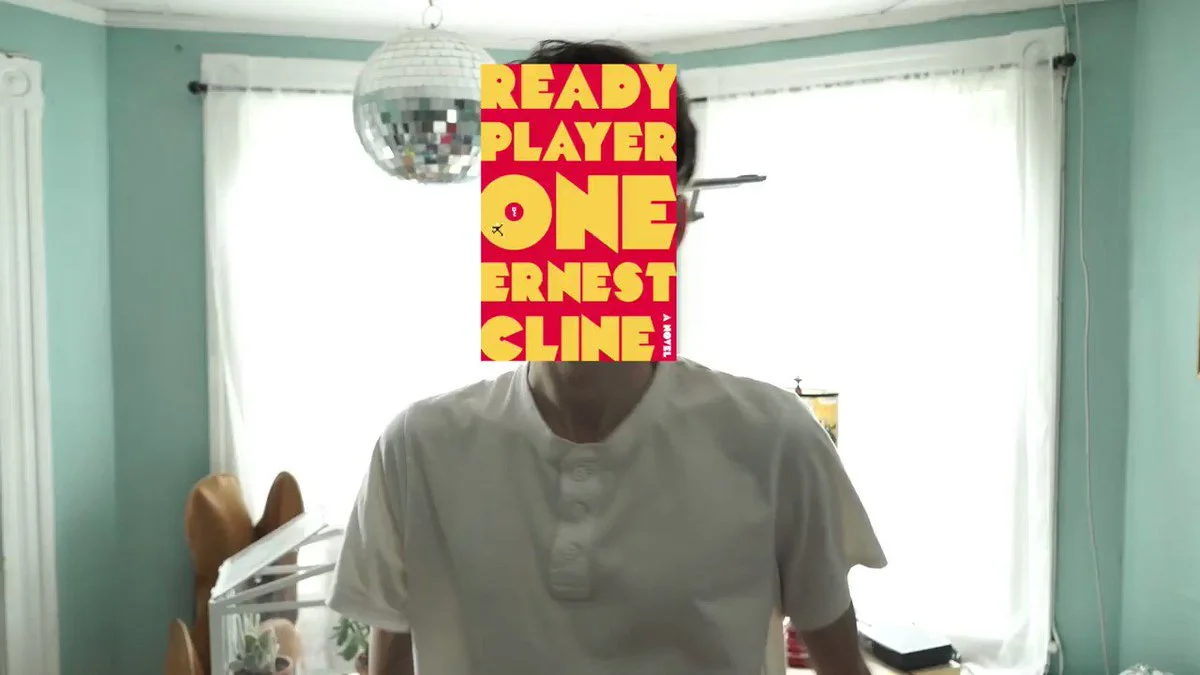 A red carpet photograph of Ready Player One star Tye Sheridan often shared to defend or explain the poster's proportions.