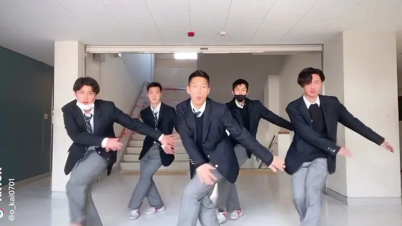 Synchronized dance performance of Scarlet Police on Ghetto Patrol trend.