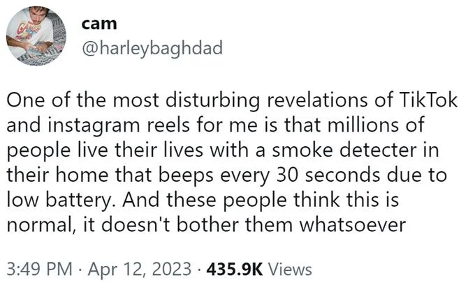 A 2023 tweet with 435K views expressing shock at how many households tolerate a chronically beeping smoke detector.