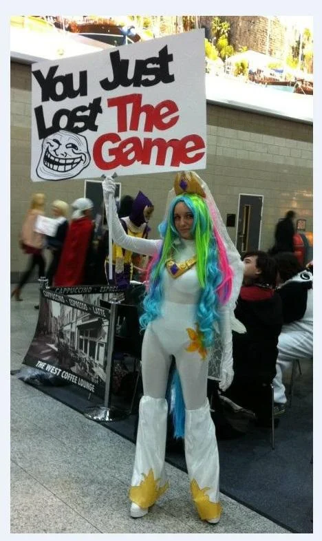 Convention attendee spreading The Game meme.
