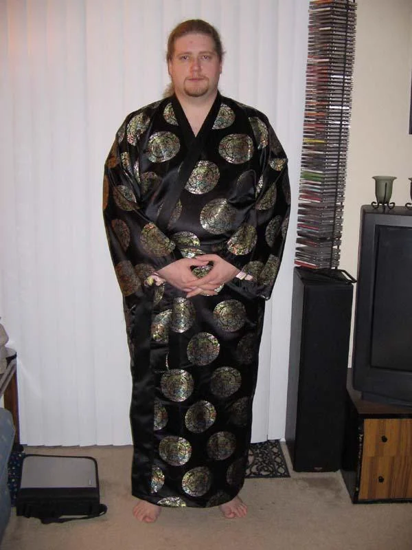 An earlier 2009 photo of a man in a kimono that resurfaced alongside the newer temple photo to form the meme's before-and-after comparison.
