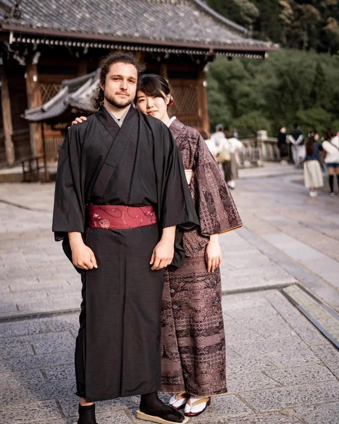The uncropped 2020 temple photograph that became the core image template for the 'white man in a kimono' meme.